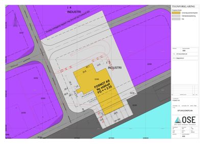 Situasjonsplan som viser bygningens plassering på tomten, tilstøtende eiendommer, veier og parkeringsområder.