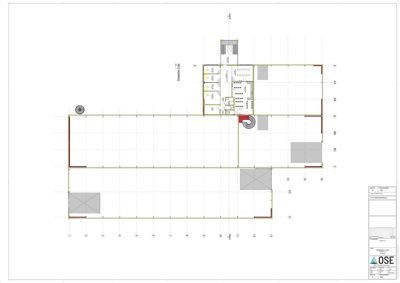 Etasjeplan som viser romfordeling, veggposisjon og inngangspunkt for en bygning.