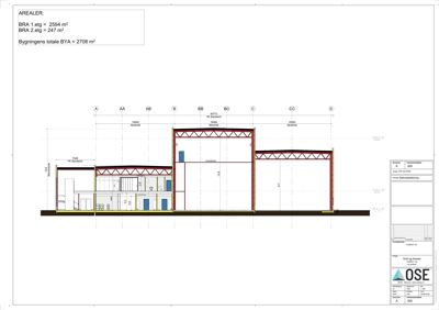 Snittegning som viser bygningens tverrsnitt, høyder, konstruksjon og romfordeling.