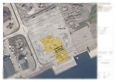 Situasjonsplan som viser tomtens plassering i forhold til nabolag, veier og vann, samt bygningens plassering og mål.