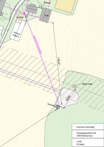 Situasjonsplan som viser tomtens form, grenser, nabobygninger (garasje, fjøs, ny løve) og infrastruktur (sentral fyr, strøm mast) med målinger.