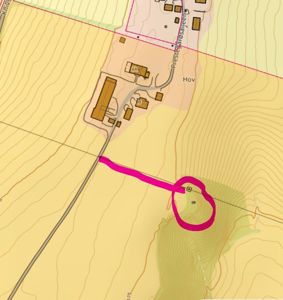 Kart med topografi, vegnett og bebyggelse, med en markert tomt eller område i rosa.