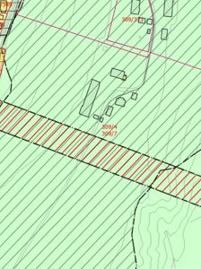 Situasjonsplan som viser tomt, bygninger, vegger og eiendelsgrenser.