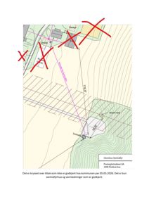 Situasjonsplan som viser tomt, bygninger (garasje, sentralfyr) og vegnett med høydekurver.