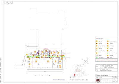 Etasjeplan (1. etasje) med romnummerering, brannutstyr og brannveier for Enkeirs Aldershjem.