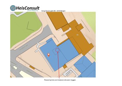 Kartutsnitt som viser bygningers plassering i forhold til veier (Kong Oscars gate, Kålarveien) og terrengforhold. Bildet inneholder også en markering for heisplassering.