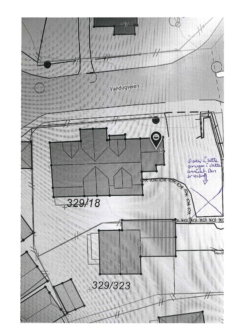Situasjonsplan som viser tomtene 329/18 og 329/323, nabobebyggelser, vei (Vandugveien) og håndskrevne notater om garasjeanlegg.