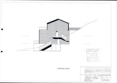 Fasadetegning av en bygning sett fra siden, med trapper og en spalte.
