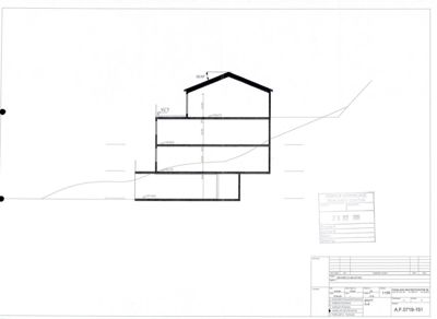 Snittegning som viser bygningens høyde, etasjer og grunnplan sett i tverrsnitt.
