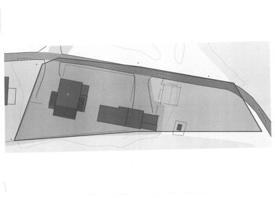 Situasjonsplan som viser tomtens form, grenser (gater) og plassering av bygninger.