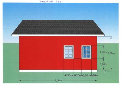 Fasadetegning (opprikk) av en bygning sett fra øst, med angitte mål for høyde, bredde og vinduene.