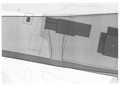 Situasjonsplan som viser tomtens form, bygningers plassering, tilkomstveier og nabolagsgrenser (Krokgutua).
