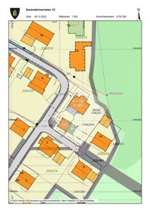 Situasjonsplan som viser tomtene, bygninger, veier og topografi for Sorenskriverveien 12.