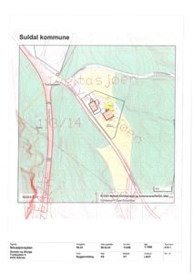 Situasjonsplan som viser bygningenes plassering i forhold til veier og terrenget i Suldal kommune.