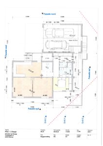 Etasjeplan (Plan 1) som viser romfordeling, mål og fasaderetning for en garasje og tilbygg.