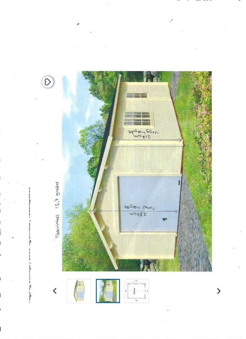 Fotografi av en planlagt eller eksisterende bygning (en liten hytte eller uthus) sett fra siden, med håndskrevne mål på fasaden.