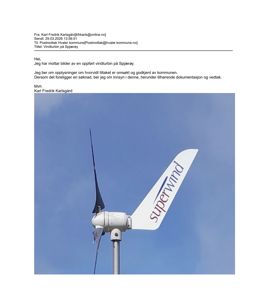 Fotografi av en oppført vindturbin med 'superwind'-logoen mot en blå himmel.