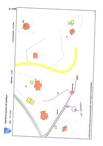 Situasjonsplan som viser tomtens grenser, eksisterende og planlagte bygninger, veier og infrastruktur.