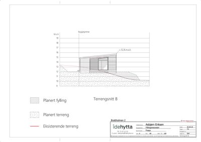 Snittegning som viser terrengforhold, planert fylling og eksisterende terreng.