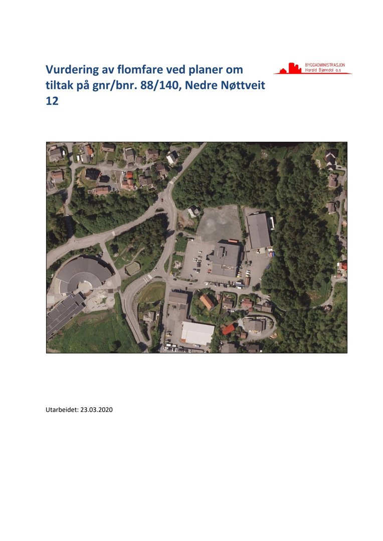 Luftfoto (flyfoto) av et område med bygninger, veier og vegetasjon.