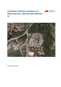 Luftfoto (flyfoto) av et område med bygninger, veier og vegetasjon.