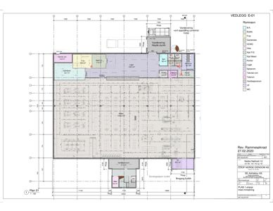 Etasjeplan (1:100) med romfordeling, dimensjoner og innredning for et bygg.