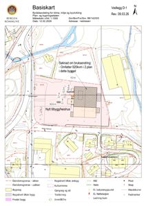 Situasjonsplan (Basiskart) som viser eiendomsgrenser, bygninger, topografi og planlagte tiltak for en byggesak.