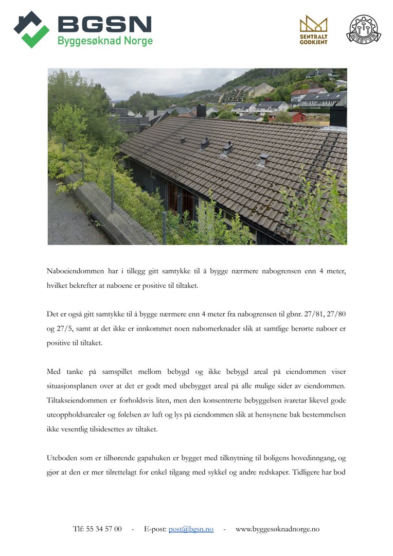 Fotografi av et tak med takpanner, sett fra siden. Bildet viser også deler av nabohus og bakgrunn med fjell.