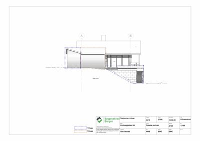 Snittegning som viser bygningens tverrsnitt, grunnmur, takhøyde og forhold til terreng.