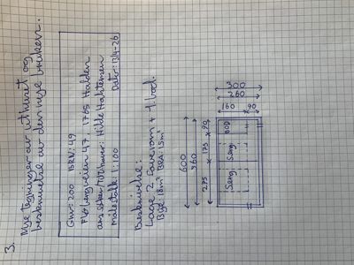 Håndskrevet etasjeplan (1. etasje) med romfordeling (soverom, bod), mål på veggene og en beskrivelse av bygningen.