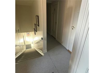 Fotografi av en gang og trapp i en bygning