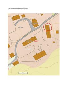 Kartutsnitt som viser topografi, vegnett og bebyggelse i et område, med en rød markering rundt et spesifikt hus.