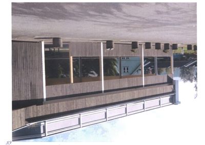 Fotografi av en bygning sett fra siden, som viser fasade, vinduer og takkonstruksjon.