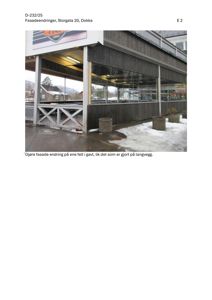 Fotografi av en fasade på en bygning (Storgata 20, Dokka) med snø på bakken. Bildet illustrerer en fasadeendring.