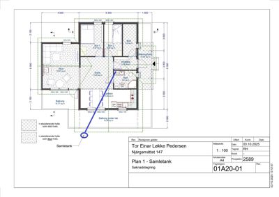 Etasjeplan (plantegning) som viser romfordeling, mål og areal for en hytte med tilhørende garasje/samletank.