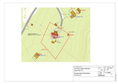 Situasjonsplan som viser bygningenes plassering på tomten, omgivelsene, veier og høydemålerlinjer.