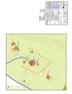 Situasjonsplan som viser tomtens form, grenser (rød linje), høydeforhold (konturlinjer), nabolag og bygningsplasseringer.
