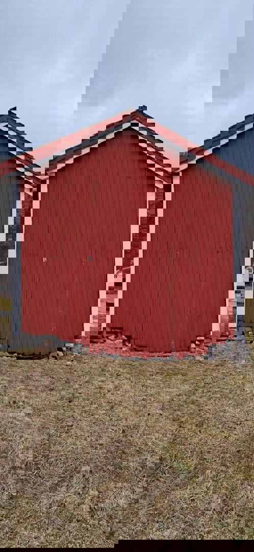 Fotografi av en rød bygning sett fra siden.