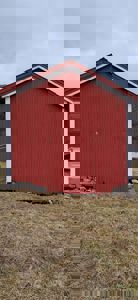 Fotografi av en rød bygning sett fra siden.