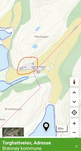 Kartvisning av et område med topografi, vannmasser og bygninger, inkludert navigasjonsverktøy og adresseinfo.