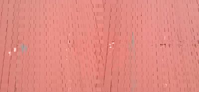 Fotografi av en fasade med røde, vertikale treplanker.