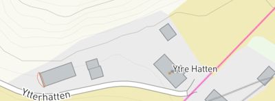 Situasjonsplan som viser tomtens form, høydeforskjeller (konturlinjer), og plassering av bygninger i forhold til nabolag.