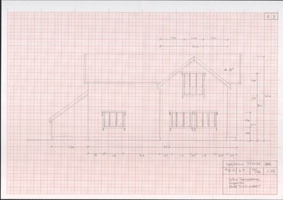 Fasadetegning (opprikk) av en bygning med mål og detaljer for vinduer og tak.