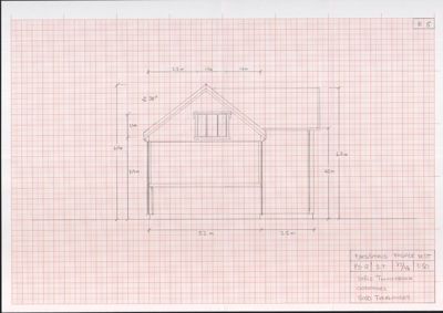 Fasadetegning (opprikk) av en bygning sett fra vest, med mål og detaljer for tak og vegger.