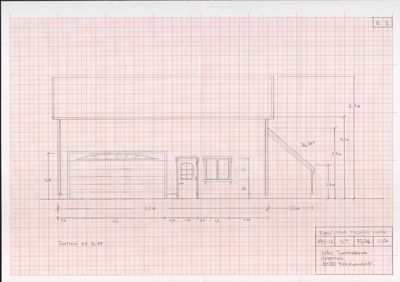 En håndtegnet fasadeopprikk (fra front) av en bygning, sannsynligvis en garasje eller liten uthus. Tegningen viser mål på høyder og bredder, samt detaljer som dører, vinduer og en skråttstående bjelke.