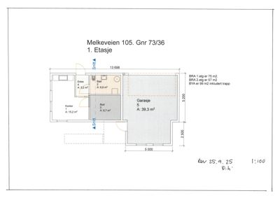 Etasjeplan for 1. etasje i Melkeveien 105, som viser romfordeling (kontor, entré, bad, to soverom, garasje) med arealoppdelinger og dimensjoner.