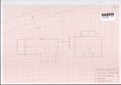 Situasjonsplan som viser tomtens form, bygningers plassering i forhold til hverandre og eiendomsgrenser.
