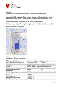 Situasjonsplan som viser plassering av et nytt tilbygg (blått) i forhold til eksisterende bygninger og tomtegrenser.