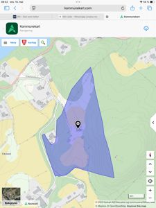 Kart fra kommunekart.com som viser et område med topografi, veier og eiendomsnummer.