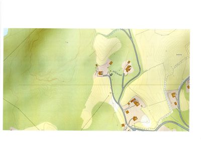 Flyfoto eller kartutsnitt som viser et område med topografi, veier og flere bygninger.